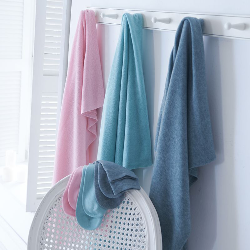 CASHMERE SOCKS AND THROWS